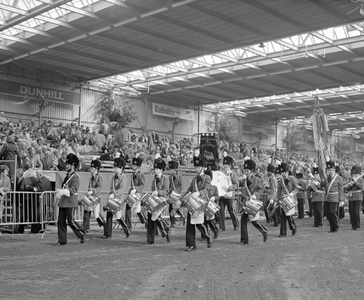 885084 Afbeelding van een optreden van de drumband en het muziekkorps van de Koninklijke Biltse Harmonie, tijdens de ...